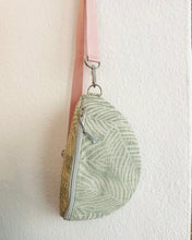 Lade das Bild in den Galerie-Viewer, TINA Bauchtasche Jacquard Blätter-Muster Mint-Beige handmade, Silber, Gurt Rosa