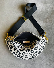 Lade das Bild in den Galerie-Viewer, ELA Bauchtasche Schwarz-Weiß Leopardenmuster Jacquard handmade