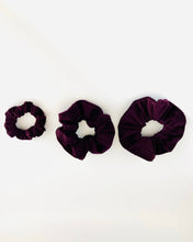 Lade das Bild in den Galerie-Viewer, HANNAH Scrunchie – Handmade Haargummi aus edlem Samt Breitcord!, Dunckellila
