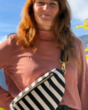 Lade das Bild in den Galerie-Viewer, ANDREA BUMBAG