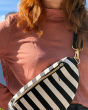 Lade das Bild in den Galerie-Viewer, ANDREA Bauchtasche Jacquard Schwarz-Weiß Streifen handmade gold