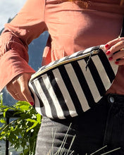 Lade das Bild in den Galerie-Viewer, ANDREA Bauchtasche Jacquard Schwarz-Weiß Streifen handmade