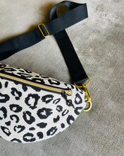 Lade das Bild in den Galerie-Viewer, ELA Bauchtasche Schwarz-Weiß Leopardenmuster Jacquard handmade