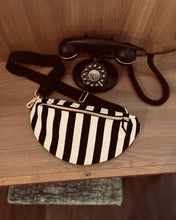 Lade das Bild in den Galerie-Viewer, ANDREA BUMBAG