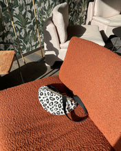 Lade das Bild in den Galerie-Viewer, ELA Bauchtasche Schwarz-Weiß Leopardenmuster Jacquard handmade