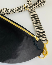 Lade das Bild in den Galerie-Viewer, CHRISSY Bauchtasche Schwarz mit goldfarbenen Metallakzenten und Zickzack-Gurt