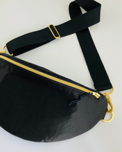 Lade das Bild in den Galerie-Viewer, CHRISSY Bauchtasche Schwarz mit goldfarbenen Metallakzenten und Schwarzem-Gurt