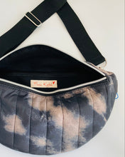 Lade das Bild in den Galerie-Viewer, AUDREY Bauchtasche Nylon gesteppt Wolkenoptik Schwarz-Beige handmade