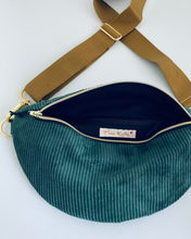 Lade das Bild in den Galerie-Viewer, INA Bauchtasche dicker Cord Flaschengrün handmade, Gurt Curry