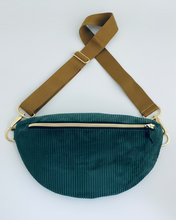 Lade das Bild in den Galerie-Viewer, INA Bauchtasche dicker Cord Flaschengrün handmade, Gurt Curry