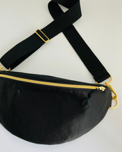 Lade das Bild in den Galerie-Viewer, CHRISSY Bauchtasche Schwarz mit goldfarbenen Metallakzenten und Schwarzem-Gurtband