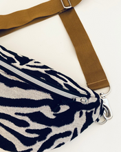 Lade das Bild in den Galerie-Viewer, ANNABELL Bauchtasche Jacquard Zebra-Muster Schwarz-Weiß handmade silber, Curry