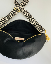 Lade das Bild in den Galerie-Viewer, CHRISSY Bauchtasche Schwarz mit goldfarbenen Metallakzenten und Zickzack-Gurt, Innentasche