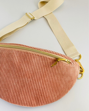 Lade das Bild in den Galerie-Viewer, FRANZI Bauchtasche Cord Puder mit Gold-Metallakzenten, Gurtband Natur