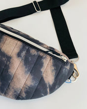 Lade das Bild in den Galerie-Viewer, AUDREY Bauchtasche Nylon gesteppt Wolkenoptik Schwarz-Beige handmade