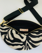 Lade das Bild in den Galerie-Viewer, ANNABELL Bauchtasche Jacquard Zebra-Muster Schwarz-Weiß handmade gold