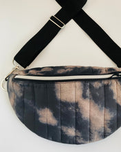 Lade das Bild in den Galerie-Viewer, AUDREY Bauchtasche Nylon gesteppt Wolkenoptik Schwarz-Beige handmade