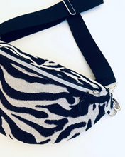 Lade das Bild in den Galerie-Viewer, ANNABELL Bauchtasche Jacquard Zebra-Muster Schwarz-Weiß handmade Silber