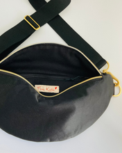 Lade das Bild in den Galerie-Viewer, CHRISSY Bauchtasche Schwarz mit goldfarbenen Metallakzenten und Schwarzem-Gurt, Innentasche