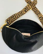 Lade das Bild in den Galerie-Viewer, CHRISSY Bauchtasche Schwarz mit goldfarbenen Metallakzenten und Leoparden-Gurt, Innentasche
