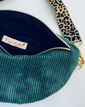 Lade das Bild in den Galerie-Viewer, INA Bauchtasche dicker Cord Flaschengrün handmade, Gurt Leopard