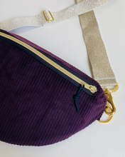 Lade das Bild in den Galerie-Viewer, HANNAH Bauchtasche samtweicher 5mm Cord Aubergine handmade, Gurt Glitzer