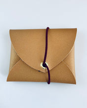 Lade das Bild in den Galerie-Viewer, MiniGeldbeutel, Beige, minimalistisch, ein Fach, Gummiband Weinrot
