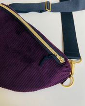 Lade das Bild in den Galerie-Viewer, HANNAH Bauchtasche samtweicher 5mm Cord Aubergine handmade, Gurt Schwarz
