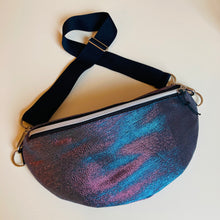 Lade das Bild in den Galerie-Viewer, STEPHI BUMBAG – Schimmernde Bauchtasche für Alltag & Freizeit