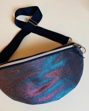 Lade das Bild in den Galerie-Viewer, STEPHI Bauchtasche schimmernder Stoff Blau-Pink handmade