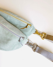 Lade das Bild in den Galerie-Viewer, ELISA Bauchtasche fester Cord Mintgrün handmade, Gold und Silber
