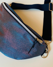 Lade das Bild in den Galerie-Viewer, STEPHI Bauchtasche schimmernder Stoff Blau-Pink handmade