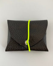 Lade das Bild in den Galerie-Viewer, Mini Geldbeutel, minimalistisch, vegan, braun schwarz, Gummiband Neongelb