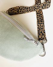 Lade das Bild in den Galerie-Viewer, ELISA Bauchtasche fester Cord Mintgrün handmade, Silber, Gurt Leopard