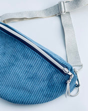 Lade das Bild in den Galerie-Viewer, KIRA Bauchtasche dicker Cord Taubenblau handmade, Silber Gurt