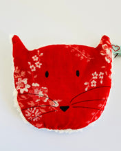 Lade das Bild in den Galerie-Viewer, Kirschkernkissen Katze, Teddistoff, warm, kalt, Rot, Blumen