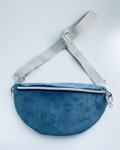 Lade das Bild in den Galerie-Viewer, KIRA Bauchtasche dicker Cord Taubenblau handmade, Silber Gurt