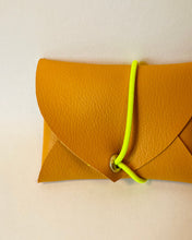 Lade das Bild in den Galerie-Viewer, Mini Geldbeutel, Minimalistisch, Senffarben, Gummiband Neongelb
