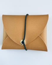 Lade das Bild in den Galerie-Viewer, MiniGeldbeutel, Beige, minimalistisch, ein Fach, Gummiband Grün