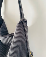 Lade das Bild in den Galerie-Viewer, aus grauem Cord Stoff
