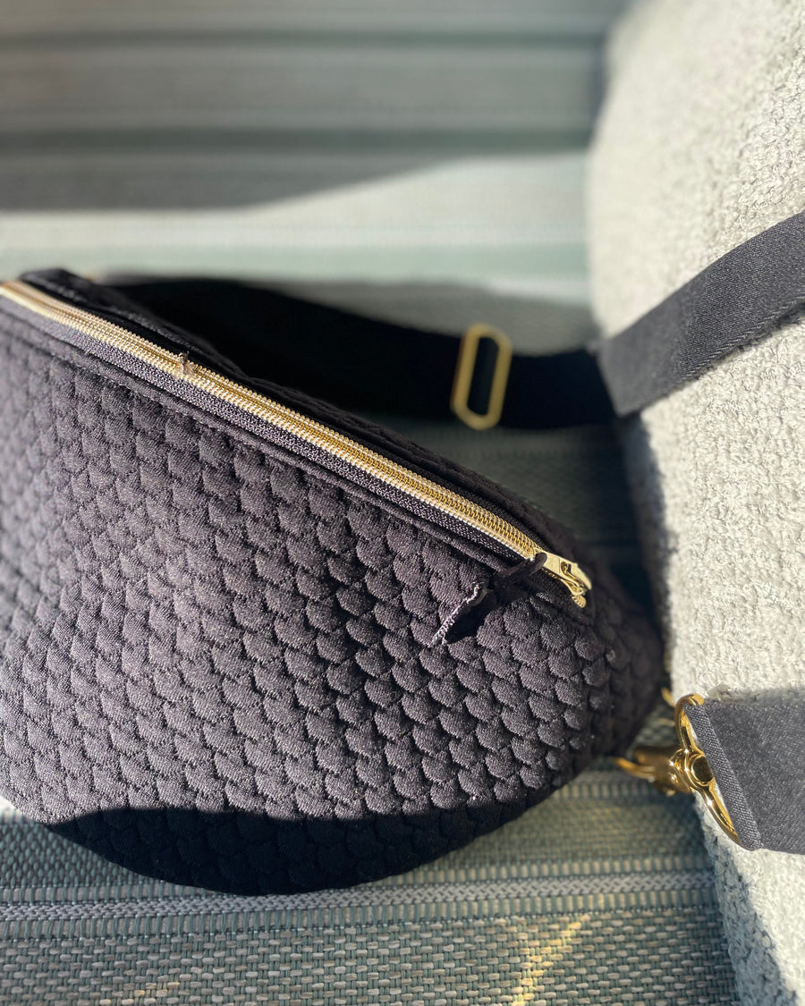SYLVIE Bauchtasche 3D-Rautenmuster Schwarz Quilted, Gold, Detailaufnahme