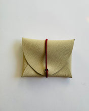 Lade das Bild in den Galerie-Viewer, Mini Geldbeutel, Sand, Gummiband Rot, minimalistisch

