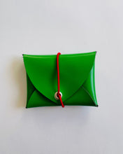 Lade das Bild in den Galerie-Viewer, MiniGeldbeutel, Grasgrün, Minimalistisch, Gummiband Rot
