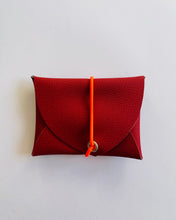 Lade das Bild in den Galerie-Viewer, Mini Geldbeutel, Weinrot, Rot, gummiertes Lederimitat, Gummiband Orange
