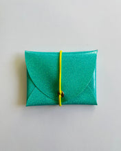 Lade das Bild in den Galerie-Viewer, Mini Geldbeutel, minimalistisch, Mintgrün Glitzer, Gummi gelb
