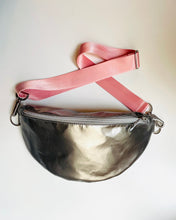 Lade das Bild in den Galerie-Viewer, ELFI Bauchtasche glatter silberner Stoff regen- und schmutzabweisend
