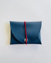 Lade das Bild in den Galerie-Viewer, Mini Geldbeutel Dunkelblau, minimalistisch, Gummiband Rot
