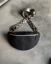 Lade das Bild in den Galerie-Viewer, *NEU* BIBI BUMBAG – elegant schwarze Bauchtasche
