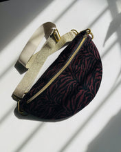 Lade das Bild in den Galerie-Viewer, Kerstin Bauchtasche Zebra Bordeauxe-Schwarz, Palmen
