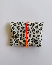 Lade das Bild in den Galerie-Viewer, EMMA Mini Geldbeutel Leomuster Weiß kompakt, Gummiband Neonorange
